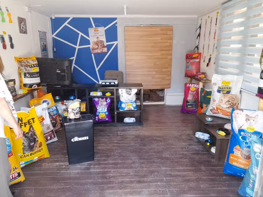 Entre perros y gatos alimentos para mascotas